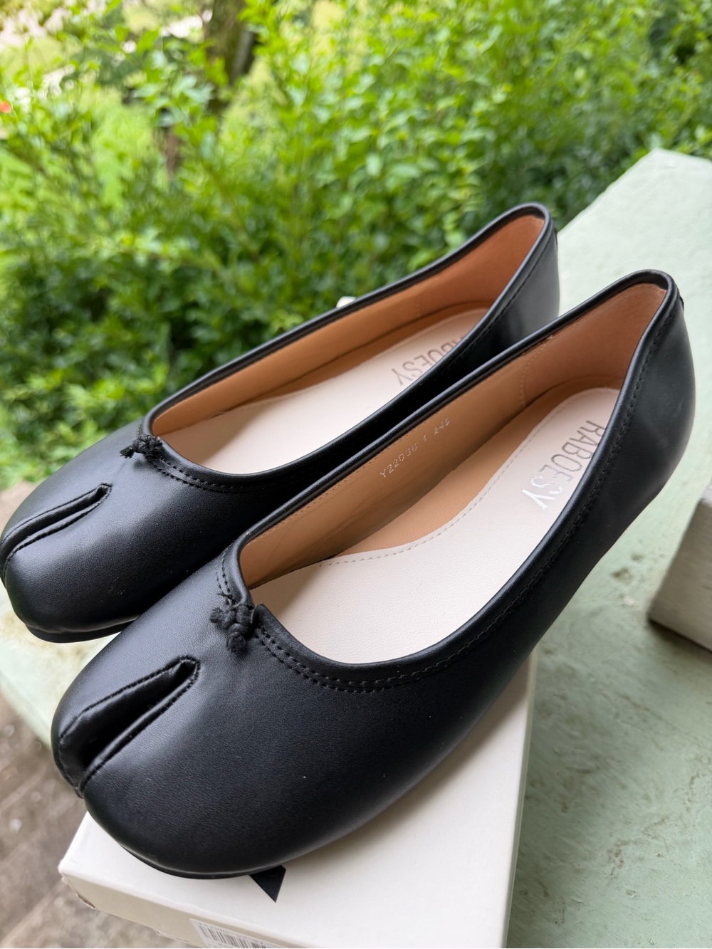 Tabi Split-Toe Ballet Flats in Black
